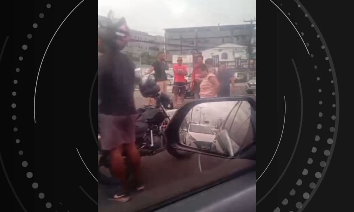 Motocicleta envolvida em acidente na Avenida Santos Dumont, Estrada do Coco, em Lauro de Freitas (BA)