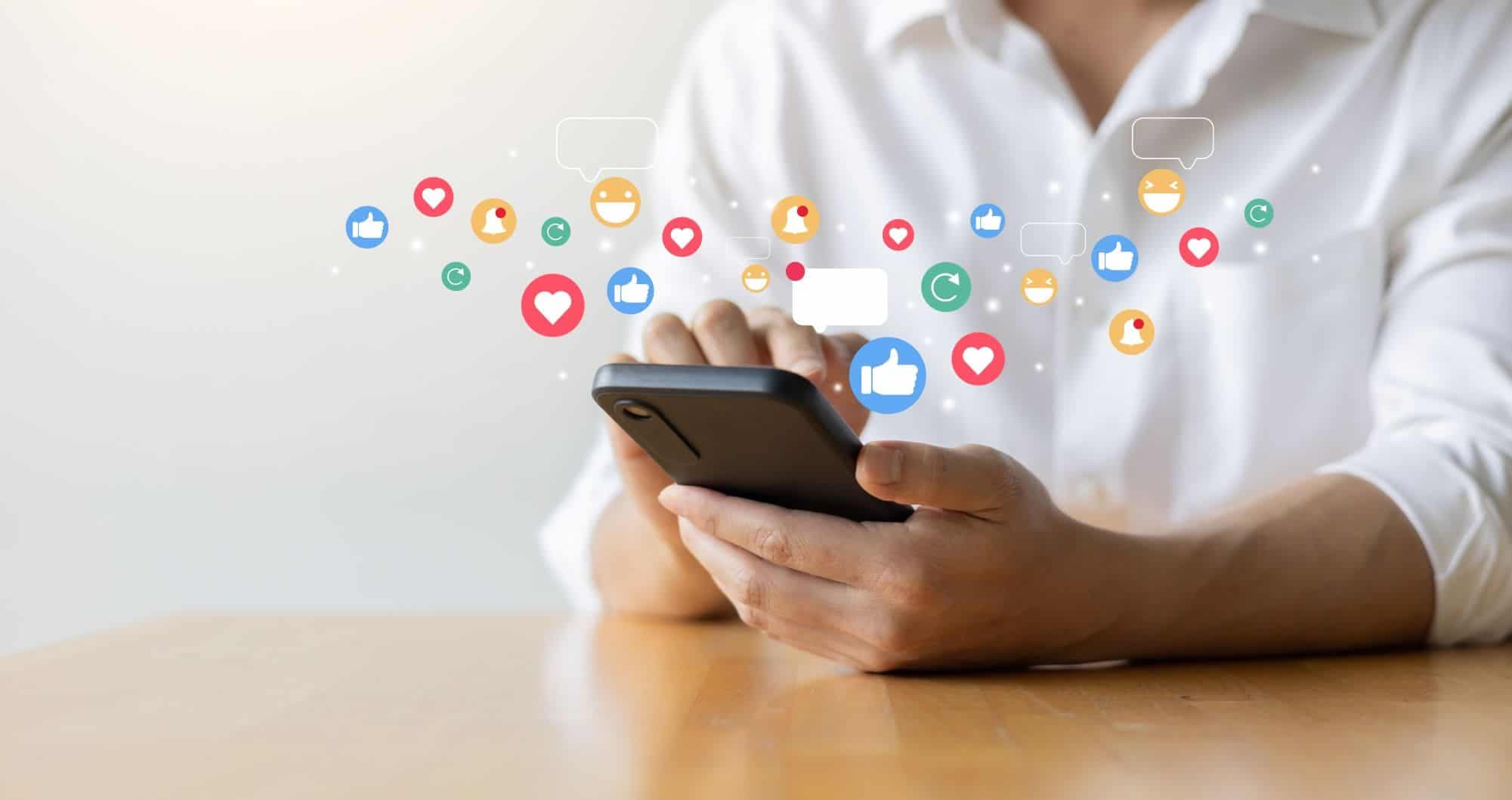 Pessoa utilizando uma rede social (Imagem: chainarong06/Shutterstock)