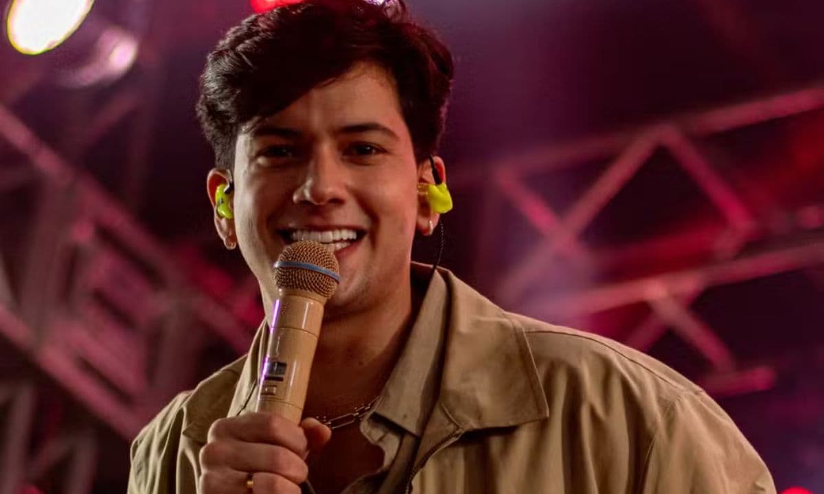 Cantor Léo Foguete sorrindo em apresentação ao vivo