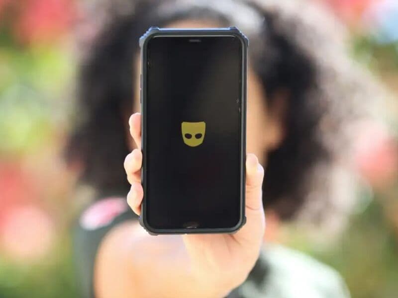 Celular com aplicativo de relacionamento aberto sobre mesa, representando golpe do amor aplicado por presidiários de Pernambuco
