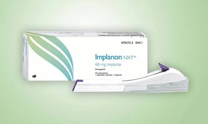 Profissional de saúde realizando procedimento de inserção de implante contraceptivo subdérmico em unidade de saúde
