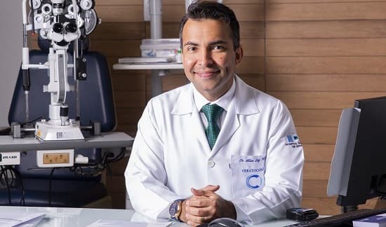 Jovem realizando exame oftalmológico para diagnóstico de ceratocone durante campanha Junho Violeta