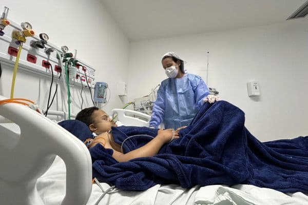 Médico realizando exame cardíaco em bebê recém-nascido em ambiente hospitalar