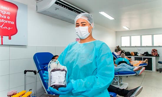 Pessoa doando sangue em hemocentro