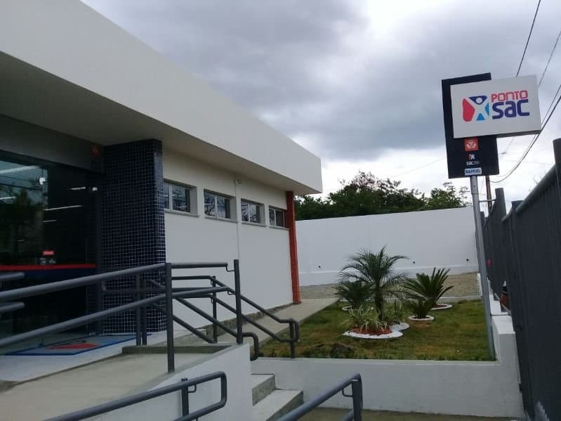 Trabalhadores aguardam atendimento em fila de agência de emprego na Bahia