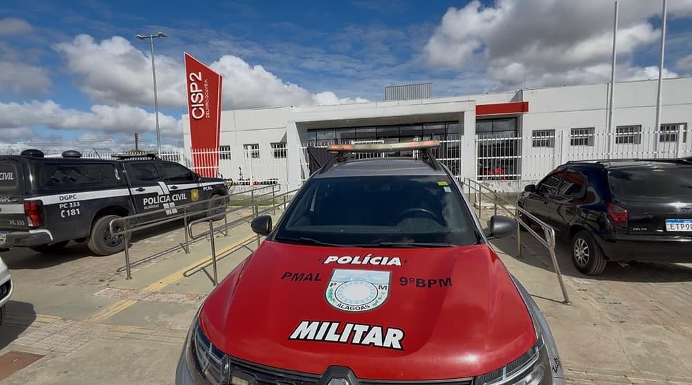 Viatura da Polícia Militar de Alagoas em frente a residência durante ocorrência no Alto Sertão