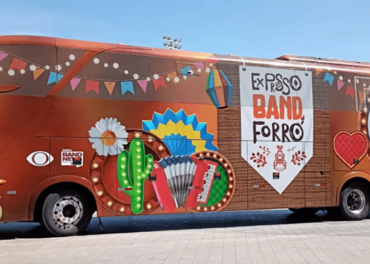 Ônibus temático do Expresso Band Forró decorado com elementos juninos durante cobertura do São João na Bahia