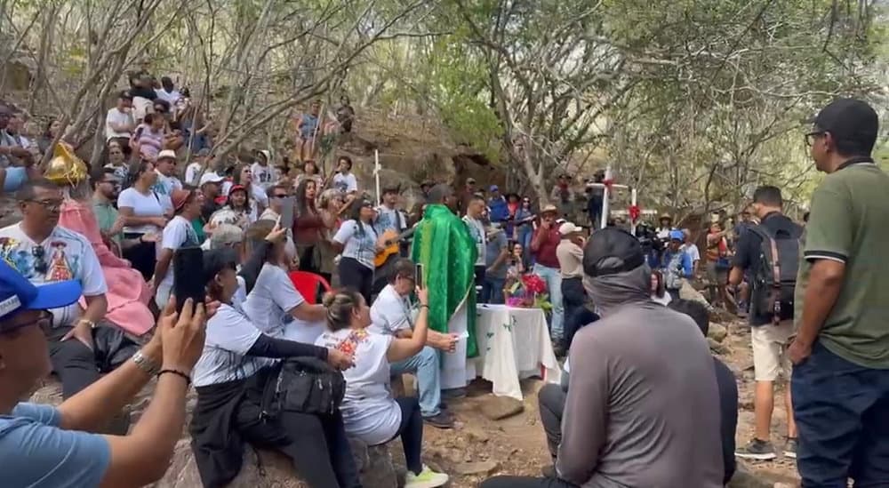 Participantes da 29ª Missa do Cangaço reunidos na Grota de Angico, em Sergipe