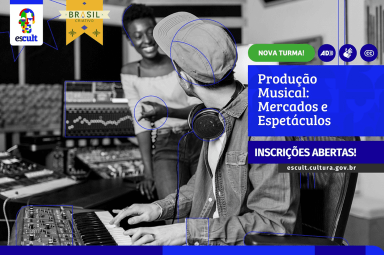Pessoa tocando instrumento em estúdio de gravação, representando formação em produção musical