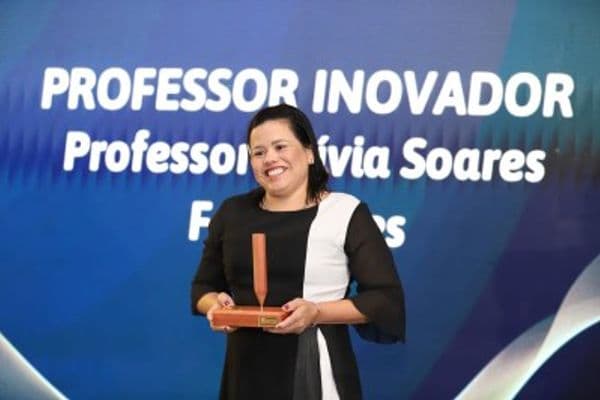 Lívia Soares, coordenadora do projeto O Mil é Nosso da Ufal, durante aula de redação para o Enem