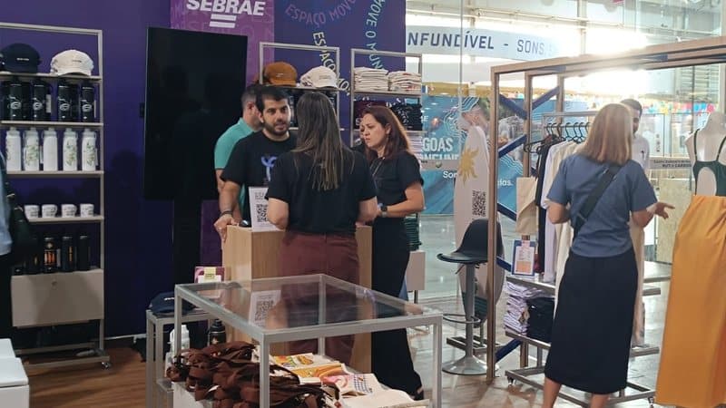 Produtos da coleção Espaço Move o Mundo do Sebrae Alagoas expostos no NEON 2026, em Maceió