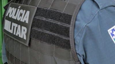 Viatura da Polícia Militar em abordagem de trânsito durante operação noturna
