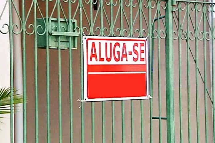 Placa de 'Aluga-se' em frente a imóvel residencial em bairro popular de Maceió
