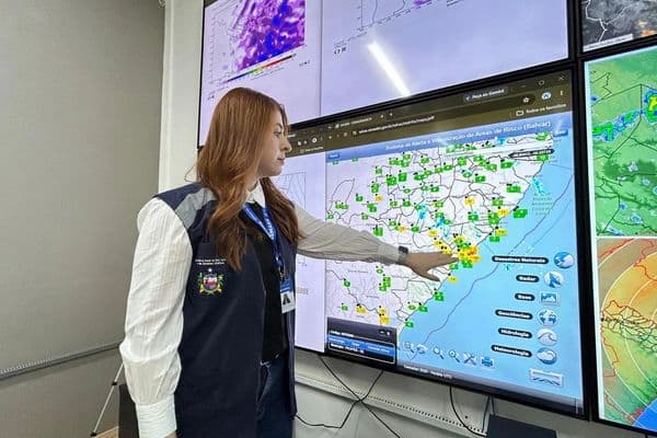Céu nublado sobre cidade alagoana com decorações de festa junina