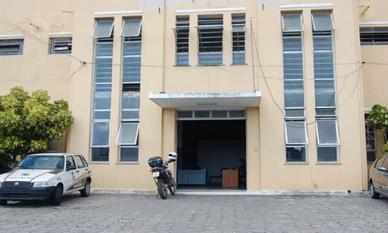 Viatura da Polícia Militar em frente a unidade prisional militar