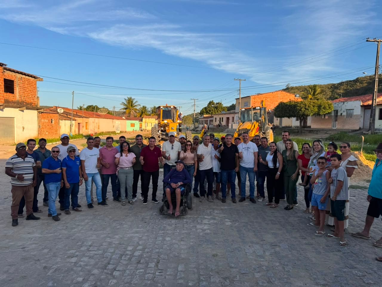 Jeremoabo: prefeito assina ordem de serviço de praça na Cirica e entrega ambulância nas Casinhas