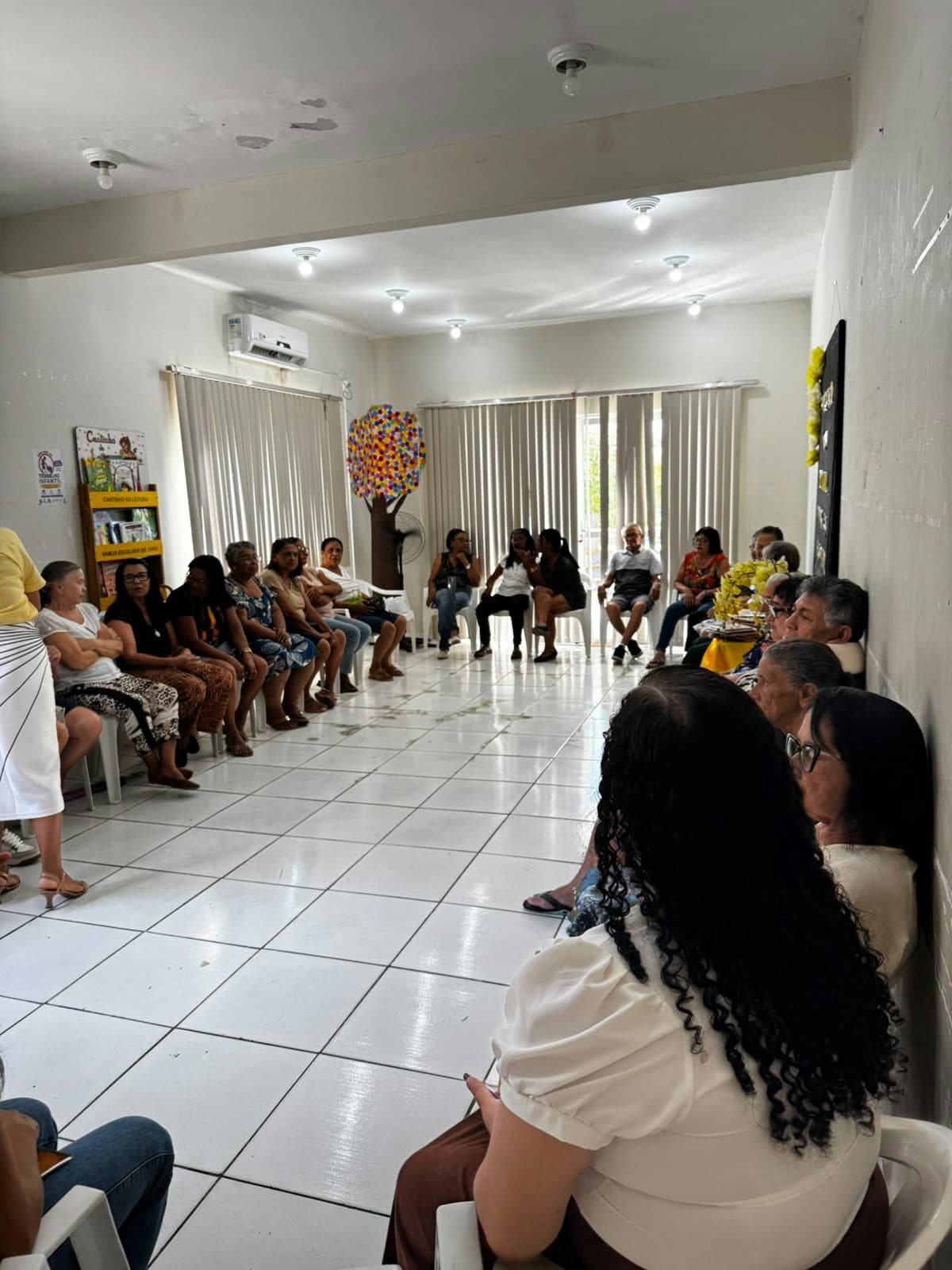 Glória realiza ação de conscientização sobre direitos da pessoa idosa com distribuição do Estatuto
