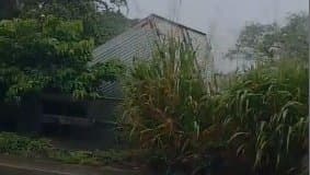 Caminhão tombado no acostamento da rodovia SE-170 entre Itabaiana e Campo do Brito, Sergipe