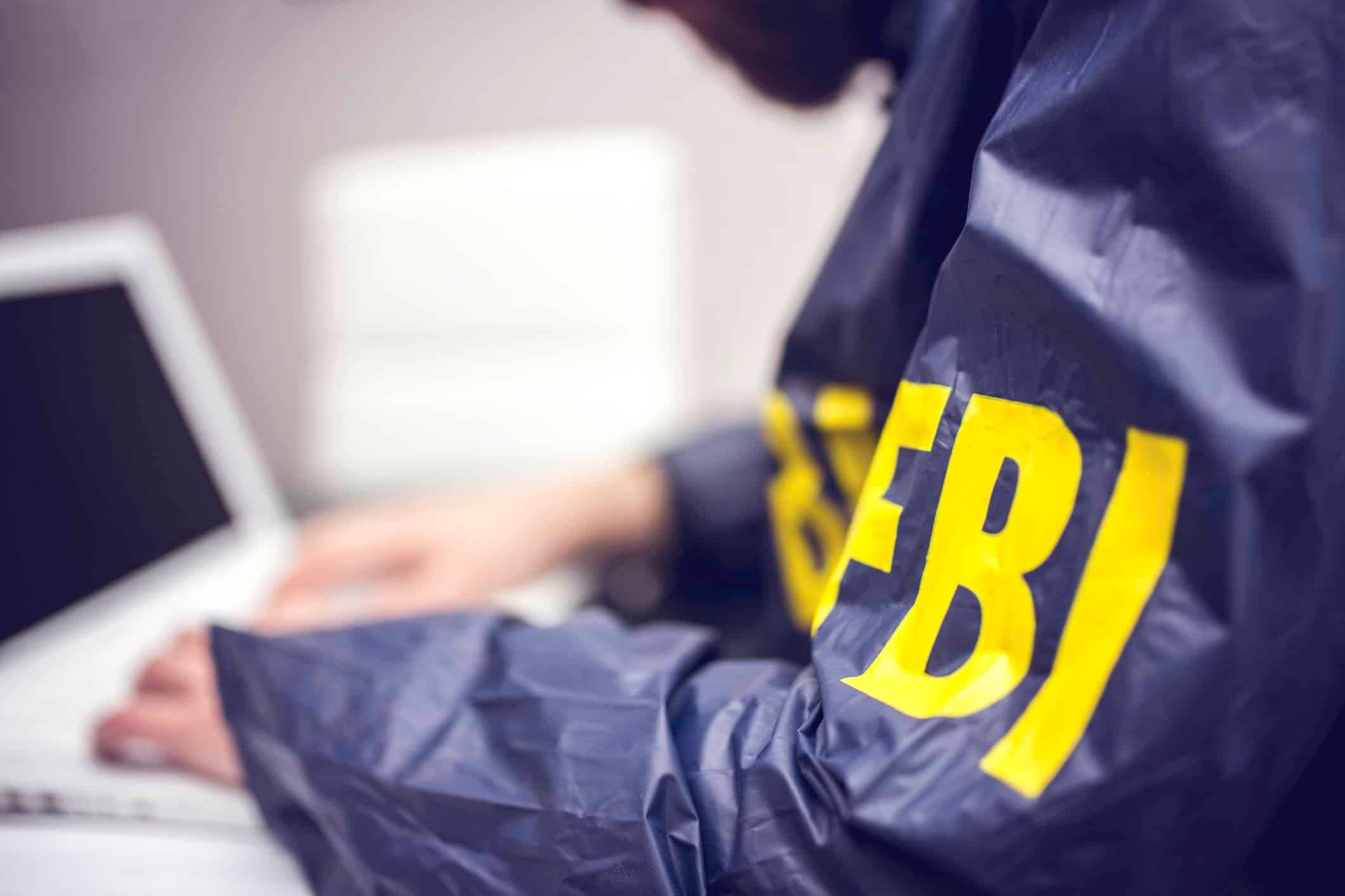 Frequentemente, o criminoso faz ameaças de violência contra a vítima caso o resgate não seja pago (Imagem: domoyega/iStock)