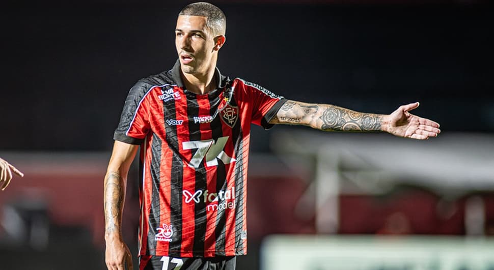 Aitor Cantalapiedra com a camisa do Esporte Clube Vitória