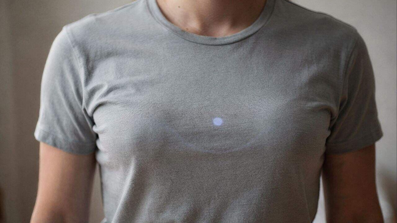 Tecido inteligente do MIT transforma roupas comuns em sensores avançados de saúde - Imagem criada por inteligência artificial (ChatGPT / Olhar Digital)