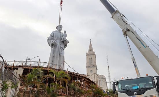 Estátua monumental de Santo Antônio de 12 metros instalada na Colina de Santo Antônio em Aracaju, Sergipe