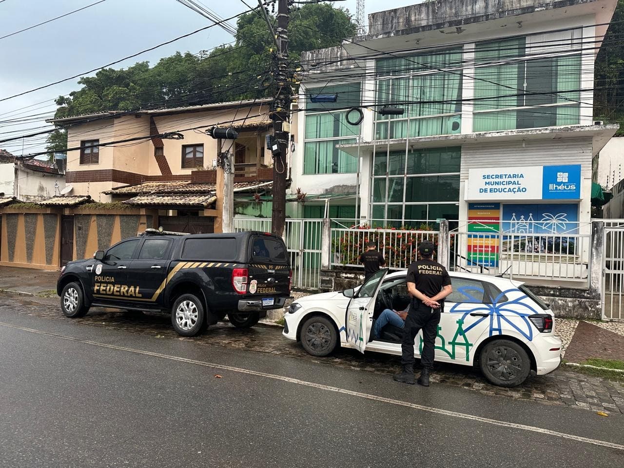 Agentes da Polícia Federal durante operação de busca e apreensão em prefeitura da Bahia