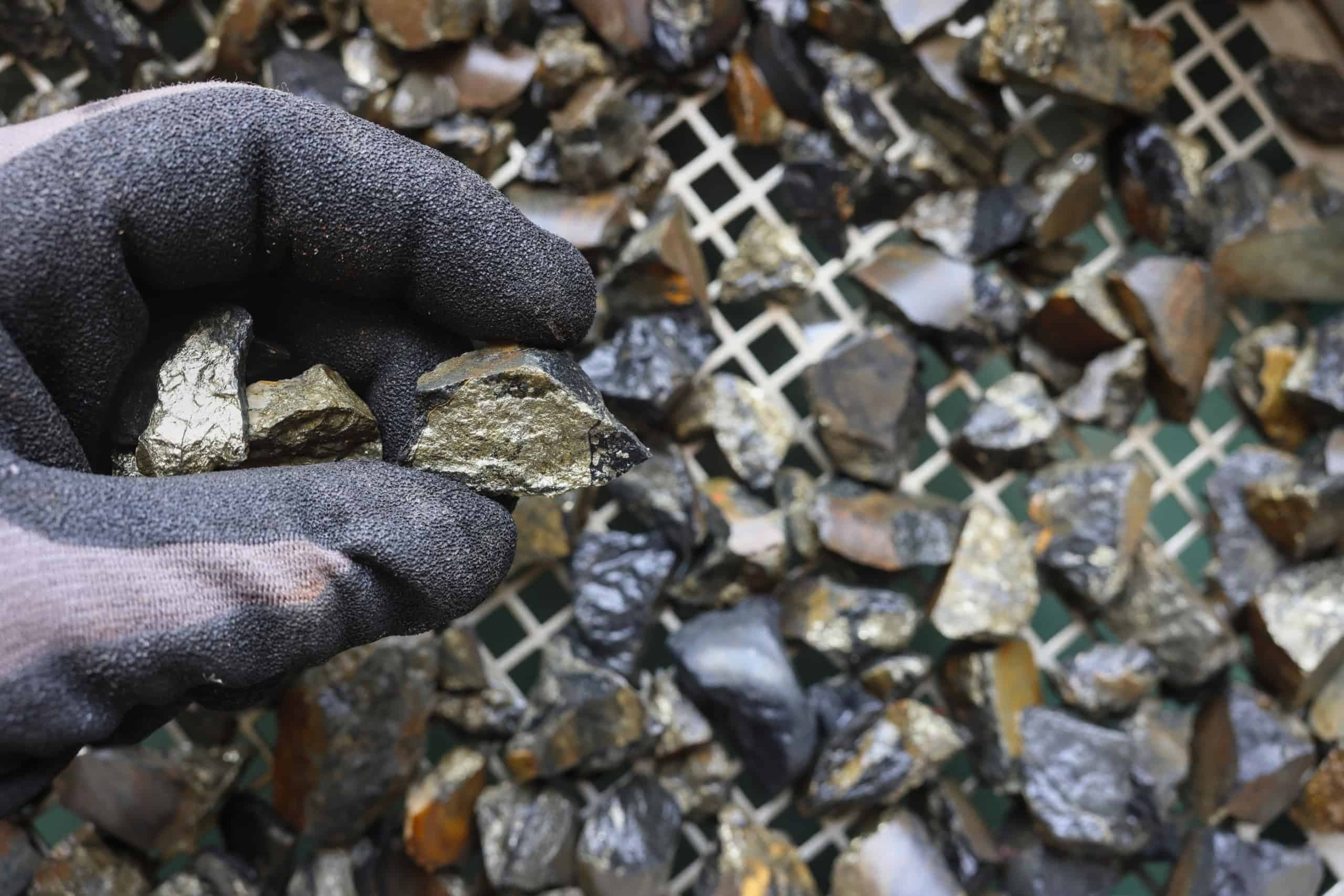 Startups do Vale do Silício apostam em IA para transformar produção de minerais críticos (Imagem: BJP7images / Shutterstock)