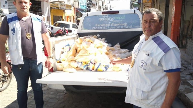 Fiscais da Vigilância Sanitária de Maceió durante apreensão de alimentos impróprios para consumo em supermercado