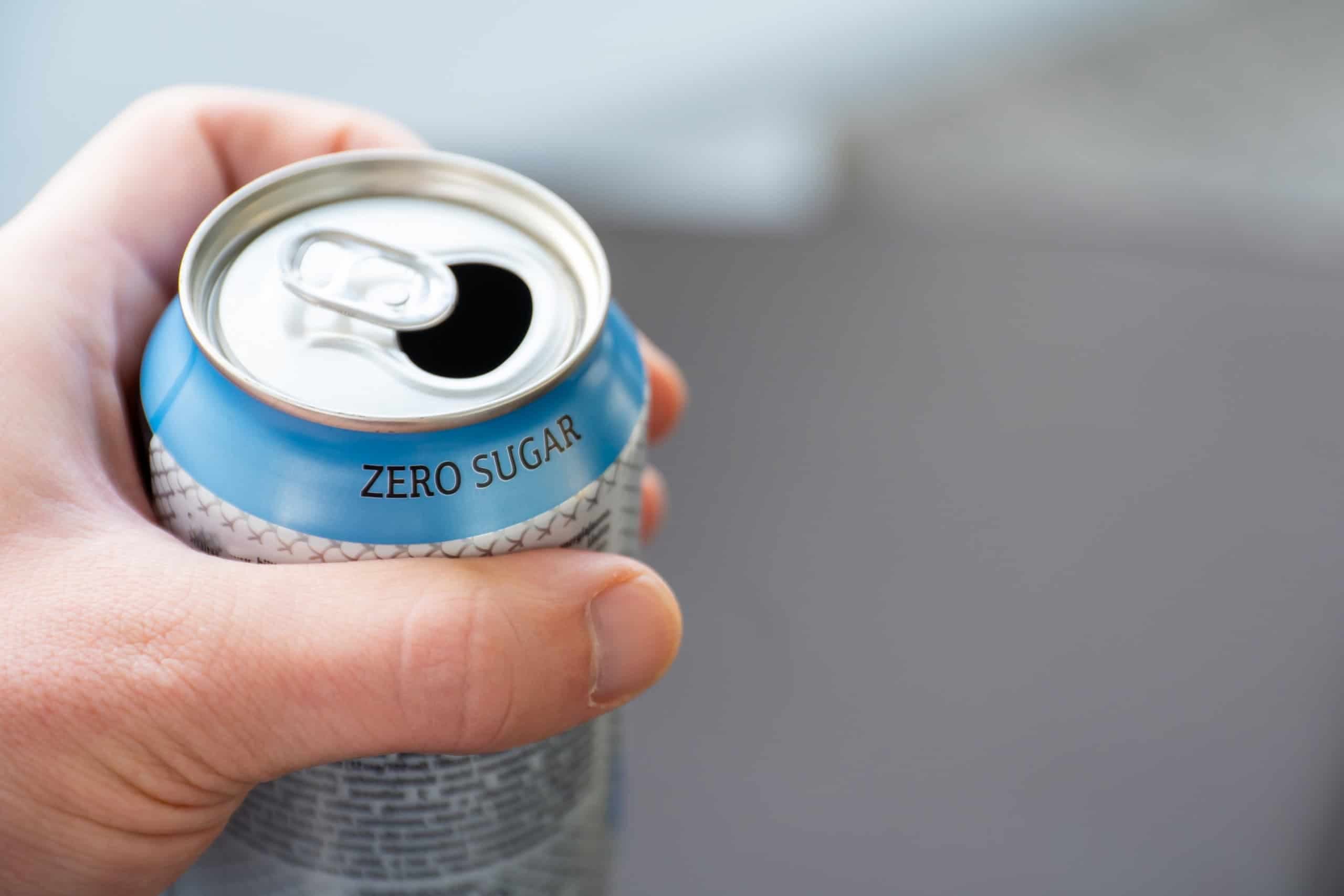 Até uma lata de refrigerante zero por dia pode elevar risco hepático, aponta pesquisa (Imagem: Bauwimauwi / Shutterstock)