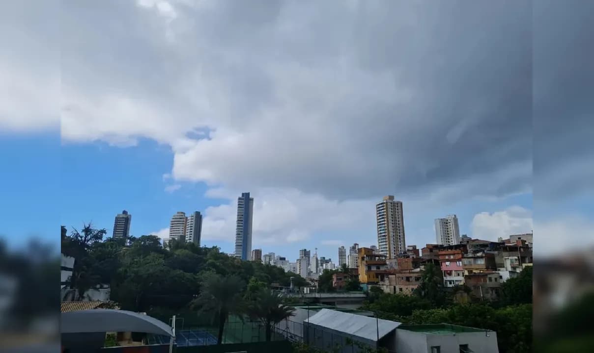 Mais de 60 cidades da Bahia estão com alerta de chuvas intensas.