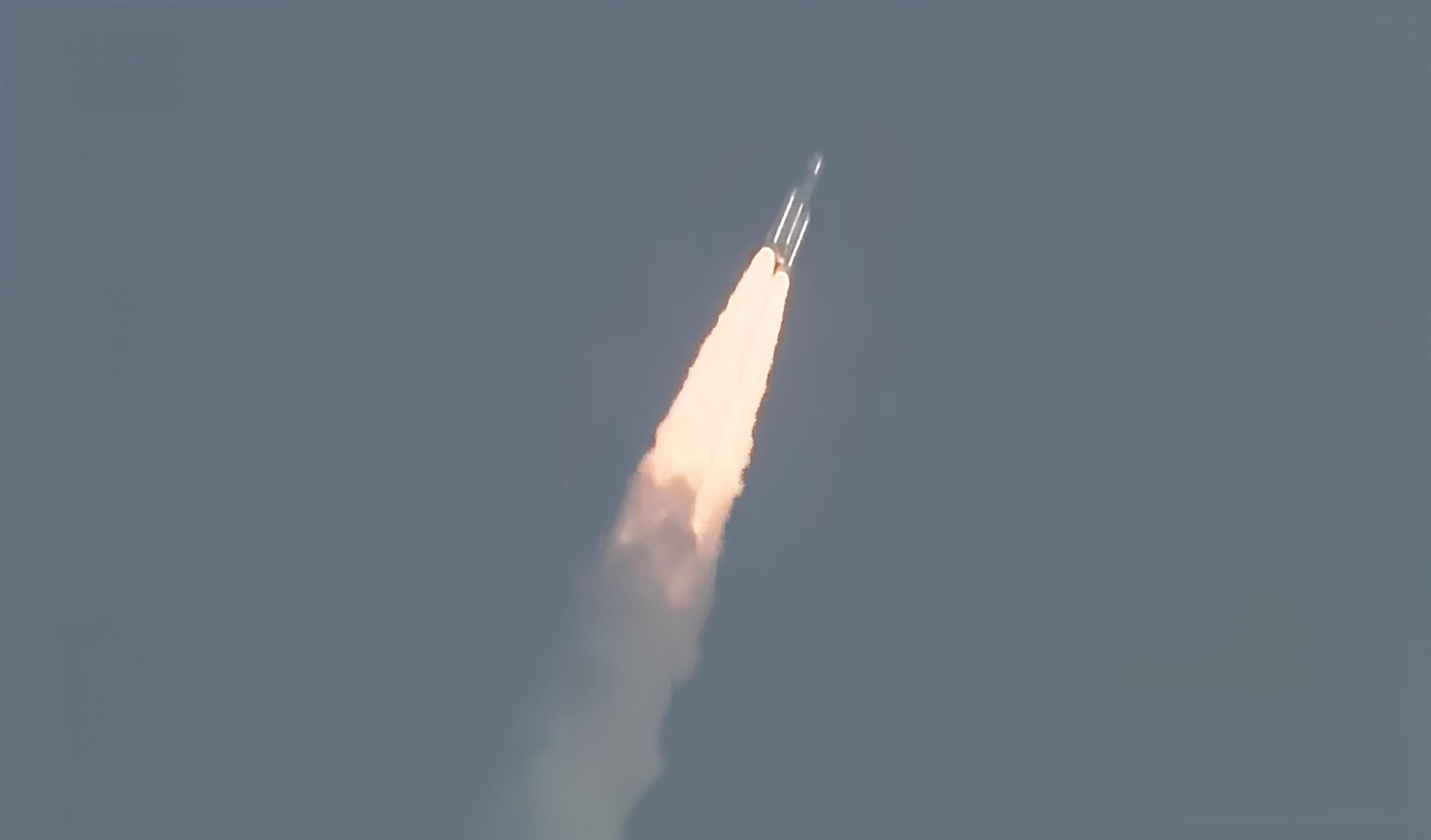 Foguete LVM-3, da Índia, decolando com o satélite mais pesado do país a bordo. Crédito: ISRO