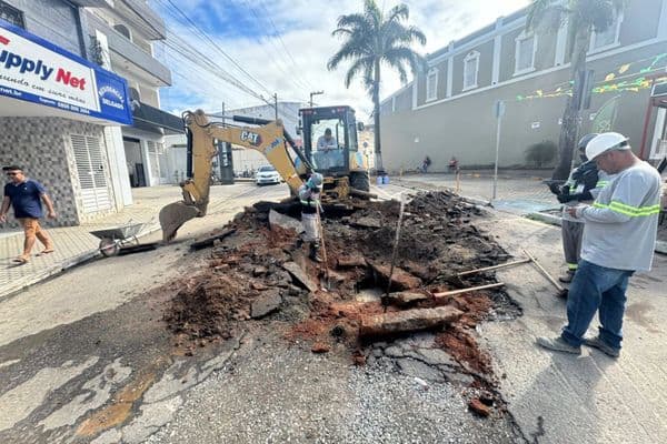 Equipes trabalham na recomposição de canaleta fluvial na Rua Costa Rêgo, no centro de Palmeira dos Índios