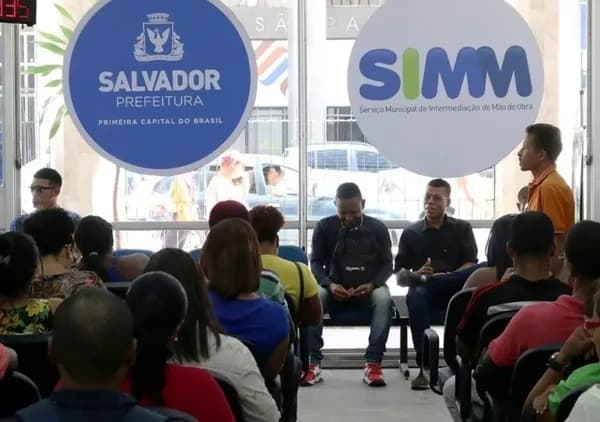 Pessoas aguardando atendimento em agência de emprego em Salvador