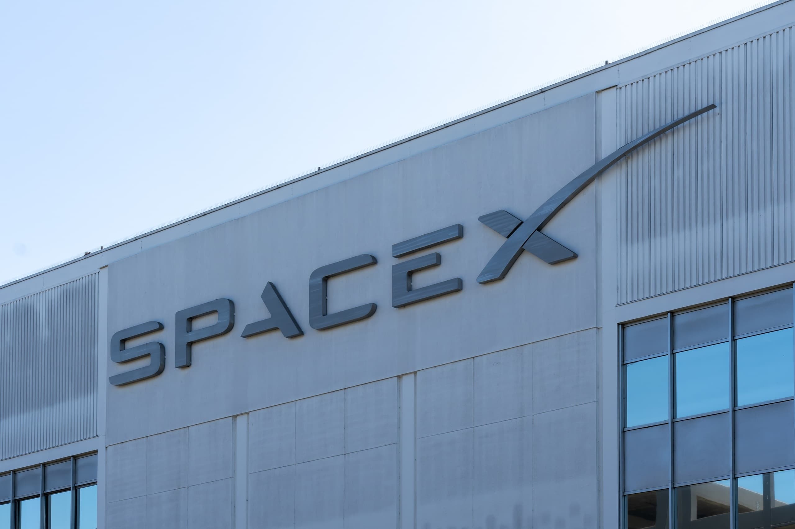 Empresa espacial de Elon Musk pode fazer história (Imagem: JHVEPhoto/Shutterstock)