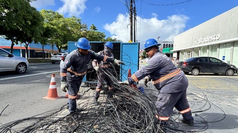 Equipes do Projeto Poste Limpo retiram cabos irregulares de postes na Avenida Fernandes Lima, em Maceió