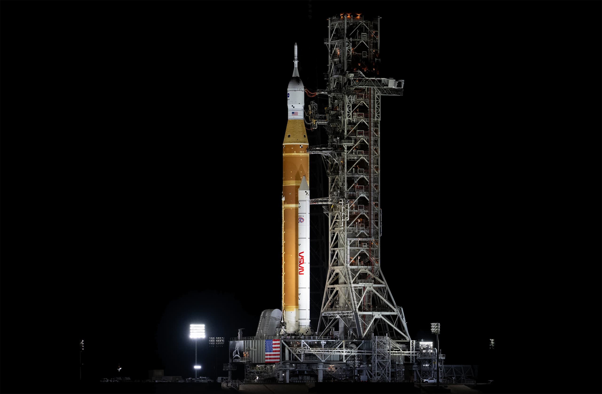 Foguete SLS, da NASA, que vai lançar a missão Artemis 2 à Lua, pode ser acompanhado ao vivo 24 horas por dia. Crédito: NASA