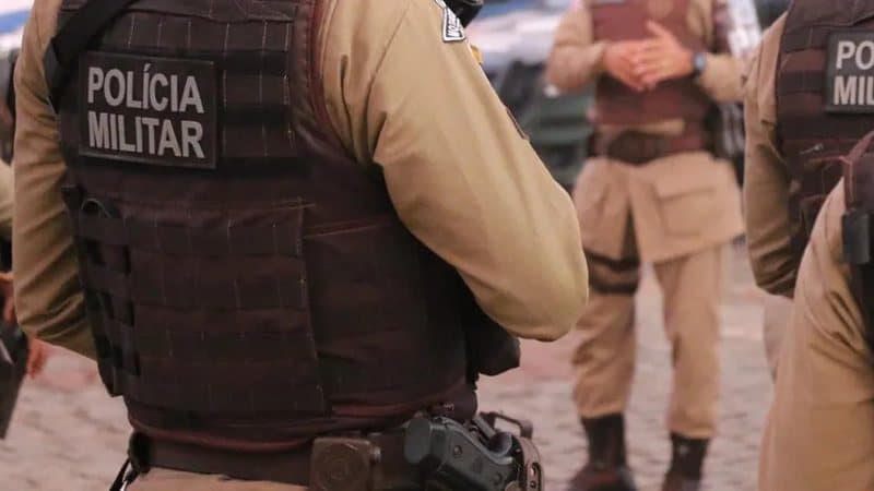 Viaturas da Polícia Militar da Bahia em patrulhamento ostensivo em bairro residencial