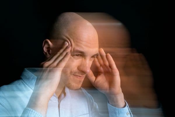 Médico neurocirurgião em consulta explicando resultados de exame neurológico a paciente