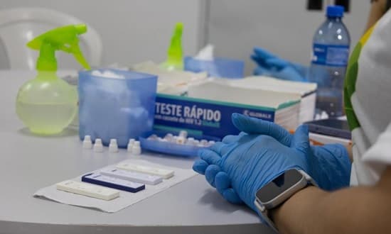 Profissional de saúde realiza teste rápido de IST em ponto de testagem externo