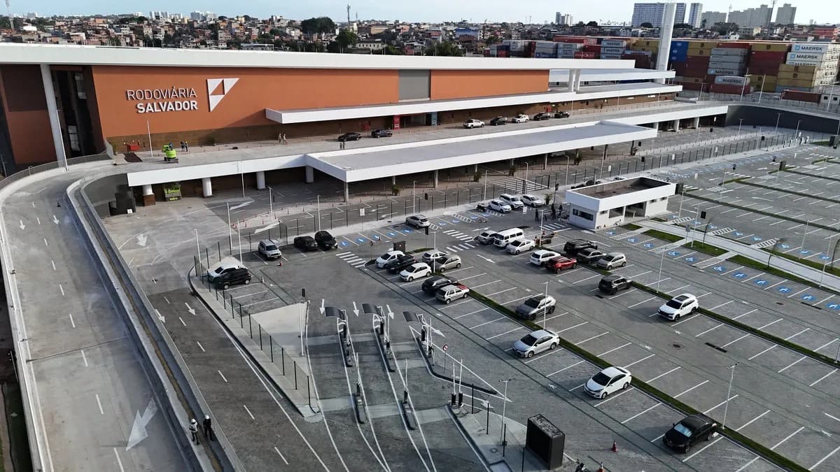 Área de embarque da Nova Rodoviária de Salvador em Águas Claras, com plataformas modernas e passageiros circulando
