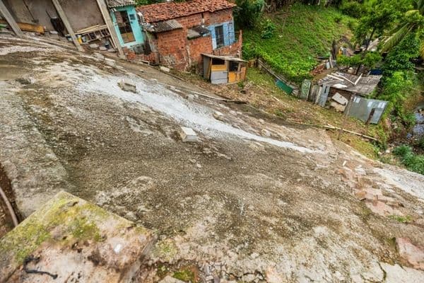 Obra de contenção de encosta com cortina atirantada na Grota da Macaxeira, bairro Jacintinho, Maceió