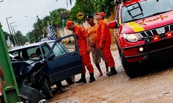 Viatura do Corpo de Bombeiros Militar de Alagoas em atendimento a acidente de trânsito