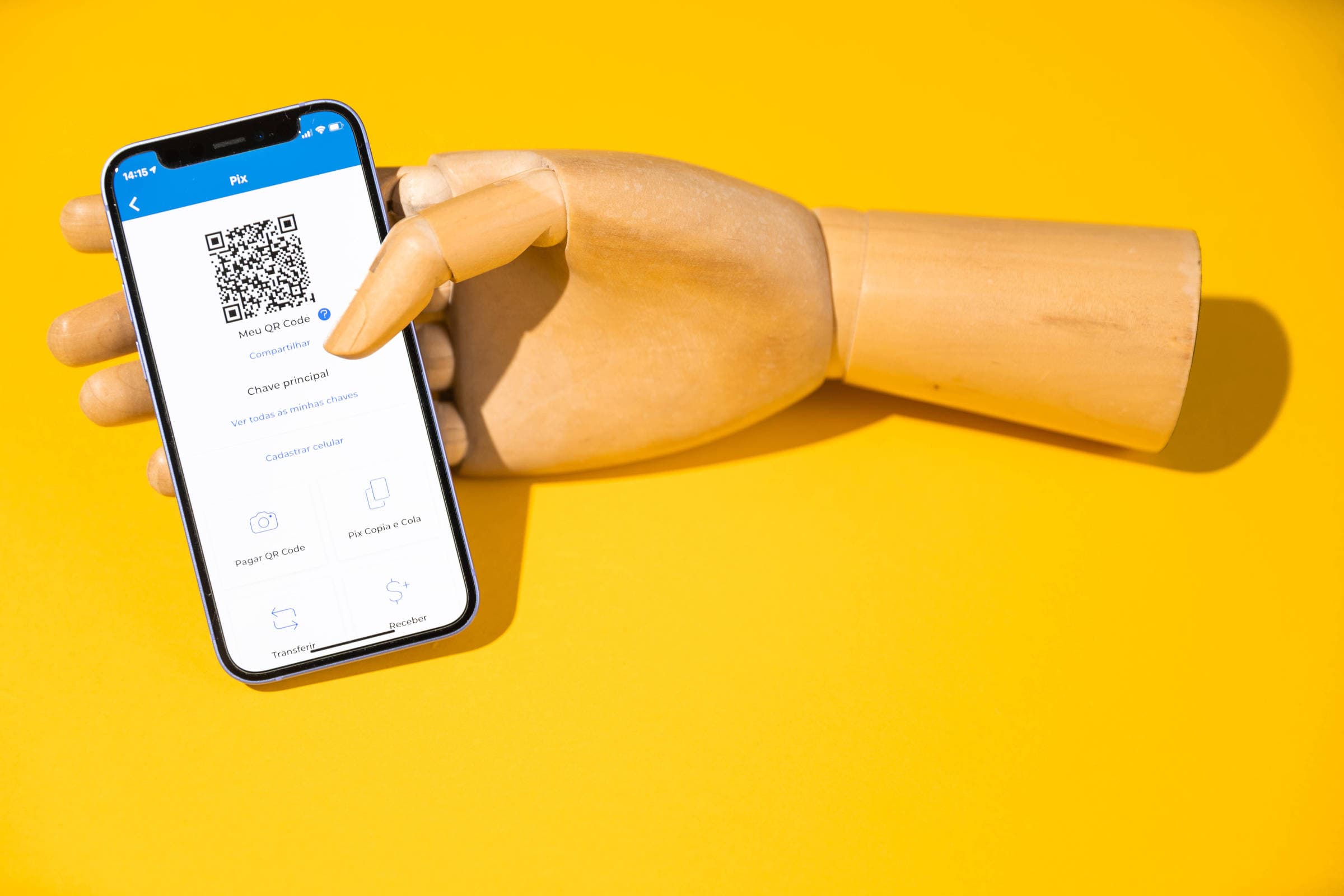 Smartphone exibindo tela do Pix com bandeiras do Brasil e dos EUA ao fundo