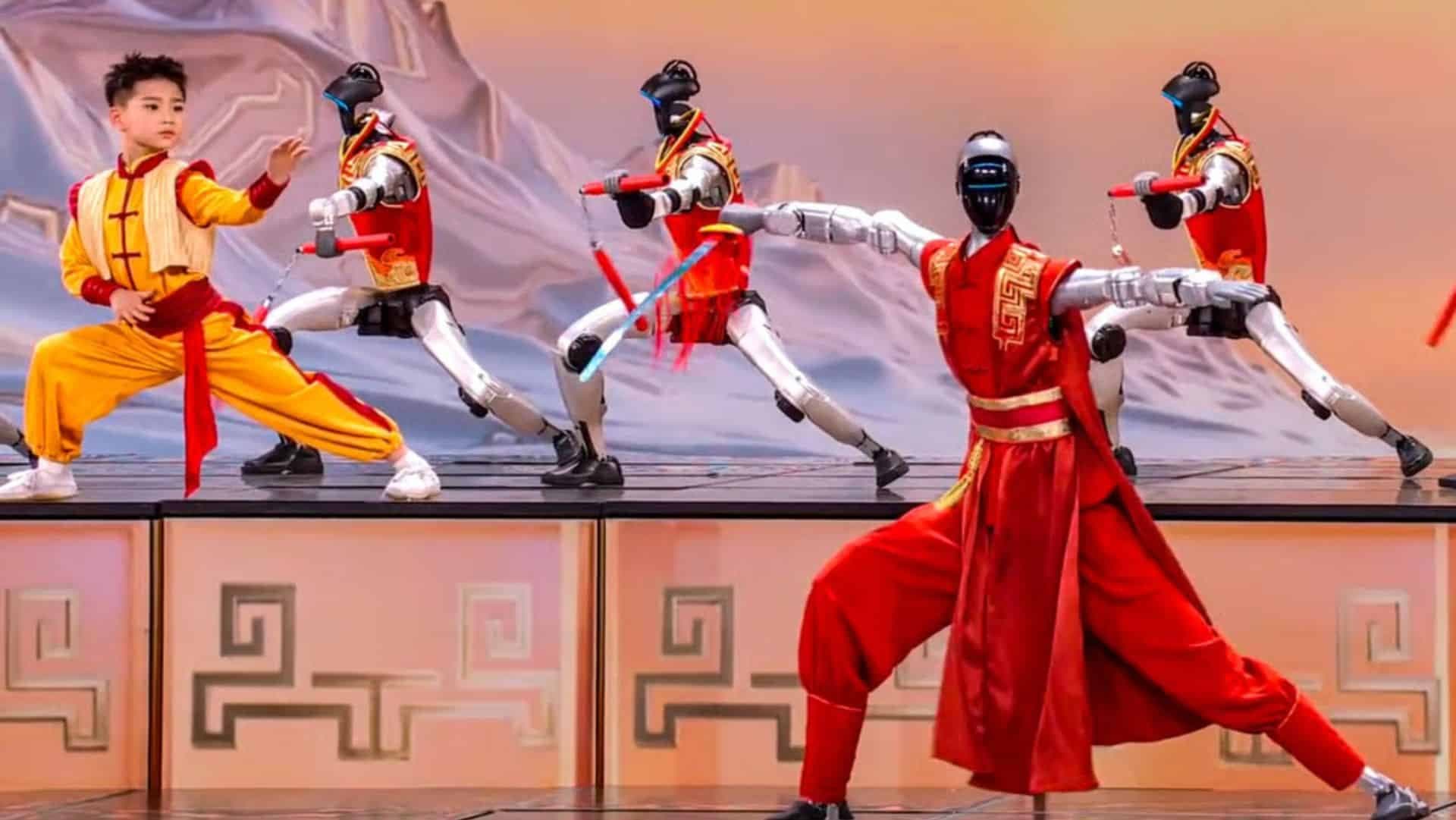 Robôs humanoides imitando humanos em poses de luta (Divulgação: CCTV)