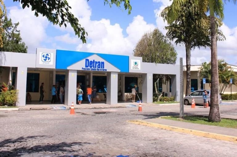 Candidato em laboratório credenciado realizando coleta para exame toxicológico de CNH