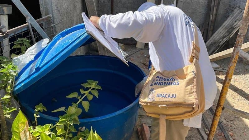 Agente de endemias vistoriando imóvel em busca de focos do mosquito Aedes aegypti