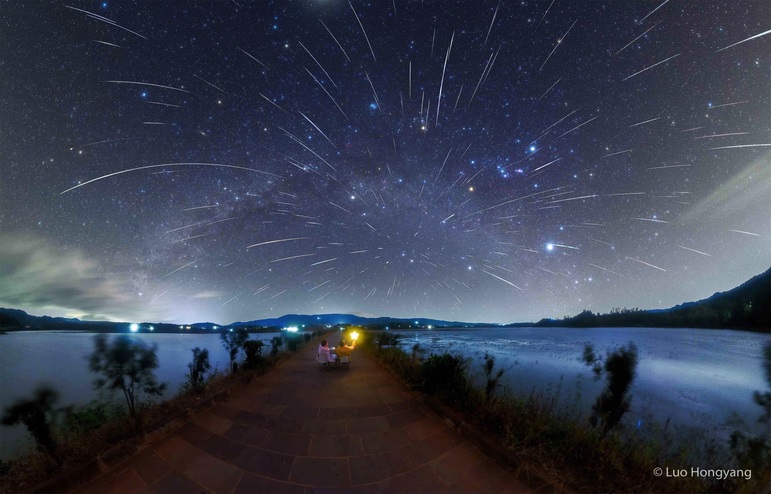 Chuva de meteoros Geminídeas sobre o Lago Nianhu, na China, em 2023.
Crédito: Hongyang Luo via APOD NASA