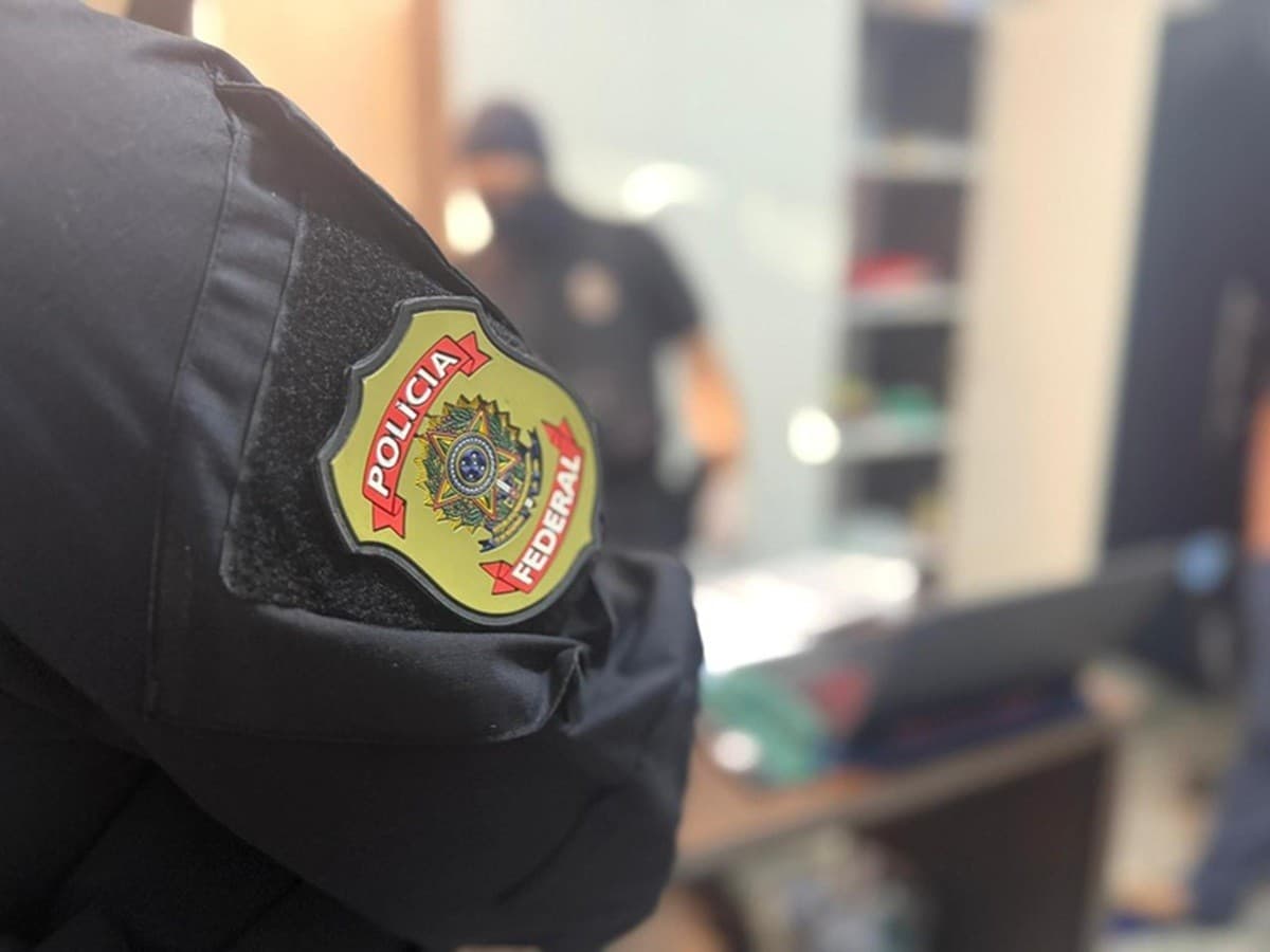 Agentes da Polícia Federal durante operação de busca e apreensão