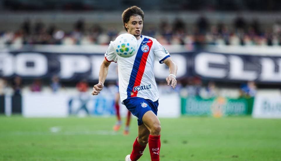 Lateral Román Gómez com a camisa do Bahia em campo